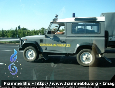 Land Rover Defender 90
Guardia di Finanza. Variante con diciture inclinate sulle portiere.
Parole chiave: Land_Rover defender_90 gdf_382am Guardia_di_finanza