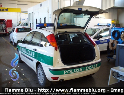 Ford Focus I serie
Polizia Locale Viadana MN
Originariamente la vettura montava il lampeggiante "a cupolino" della ditta "La Sonora".
Parole chiave: Lombardia (MN) Ford Focus_Iserie PL Viadana Polizia_locale