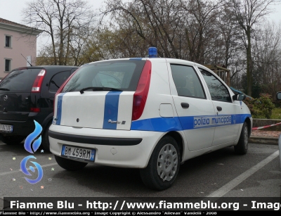 Fiat Punto II serie
PM Casarsa della Delizia (PN). Notare la differenza di colorazione tra le fasce del tetto e quelle laterali dovuta alla sostituzione della livrea da "Polizia Comunale" a "Polizia Municipale".

Parole chiave: Fiat Punto_IIserie Polizia_Municipale Casarsa_della_Delizia