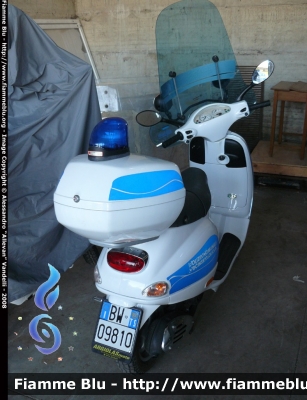 Piaggio Nuova Vespa
PM Duino Aurisina. La livrea Polizia Comunale - Obcinska Policija assomiglia alla vecchia livrea delle polizie municipali toscane.
Parole chiave: Piaggio Nuova_Vespa PM Duino_Aurisina Obcinska_Policija