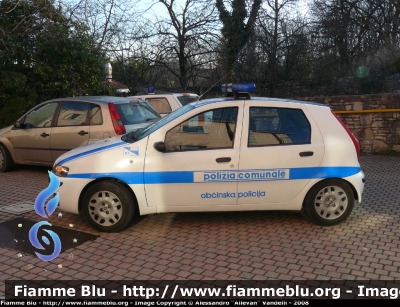 Fiat Punto II serie
PM Duino Aurisina. Livrea Polizia Comunale con traduzione in lingua slovena. Notare la sostituzione del Baule con quello di una Punto III serie.
Parole chiave: Fiat Punto_IIserie PM Duino_Aurisina Obcinska_Policija