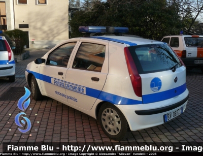 Fiat Punto II serie
PM Duino Aurisina. Livrea Polizia Comunale con traduzione in lingua slovena. Notare la sostituzione del Baule con quello di una Punto III serie.
Parole chiave: Fiat Punto_IIserie PM Duino_Aurisina Obcinska_Policija