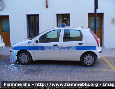 Fiat Punto II serie
PM Latisana. Rispetto alla variante precedente la livrea è stata aggiornata e il lampeggiante riposizionato.
Parole chiave: Fiat Punto_IIserie PM Latisana