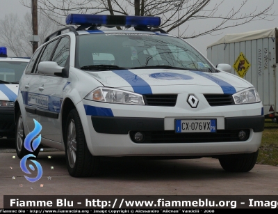 Renault Megane Grandtour II serie
PM Maniago (PN). La livrea di questa autovettura è stata sostituita agli inizi del 2008 e resa identica a quella utilizzata dagli altri veicoli in uso alla Polizia Municipale del Maniaghese. Si differenzia leggermente da quella prevista dalla normativa regionale che tra l'altro è usata anche da altri comandi (probabilmente realizzata dalla stessa ditta).
Parole chiave: Renault Megane_Grandtour_IIserie Polizia_Municipale Maniago