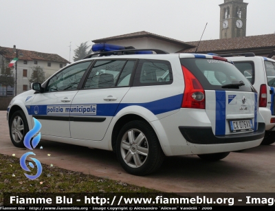 Renault Megane Grandtour II serie
La livrea di questa autovettura è stata sostituita agli inizi del 2008 e resa identica a quella utilizzata dagli altri veicoli in uso alla Polizia Municipale del Maniaghese. Si differenzia leggermente da quella prevista dalla normativa regionale che tra l'altro è usata anche da altri comandi (probabilmente realizzata dalla stessa ditta).
Parole chiave: Renault Megane_Grandtour_IIserie Polizia_Municipale Maniago