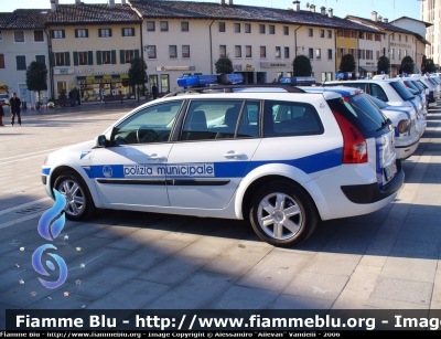 Renault Megane Grandtour II serie
La vettura mantiene la livrea iniziale applicata dall'allestitore.
Parole chiave: Renault Megane_Grandtour_IIserie Polizia_Municipale Maniago