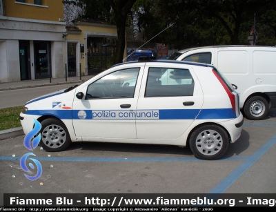 Fiat Punto II serie
PM Medio Friuli. Livrea Polizia Comunale.
Parole chiave: Fiat Punto_IIserie PM Medio_Friuli Codroipo