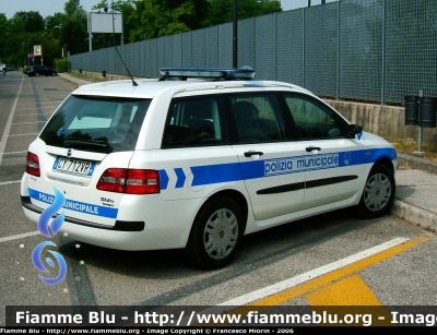 Fiat Stilo Multiwagon 1.9turbodiesel  multijet
PM Sile (Chions 02): Immagine dell'autovettura appena entrata in servizio nei primi mesi del 2006. Autore © Francesco "NZeta" Miorin.
Parole chiave: Fiat Stilo Polizia Municipale Sile Azzano Decimo Chions