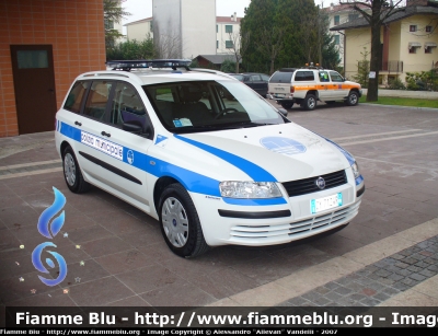 Fiat Stilo Multiwagon 1.9turbodiesel  multijet 
PM Sile (Chions 02): Variante della Fiat Stilo priva di faro brandeggiante poiché in riparazione. Il foro sul tetto per il collegamento dei fili elettrici è stato coperto con un adesivo triangolare dello stesso colore della carrozzeria per poterne permettere l'utilizzo.
Parole chiave: Fiat Stilo Polizia Municipale Sile Azzano Decimo Chions