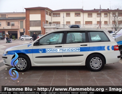 Fiat Stilo Multiwagon 1.9turbodiesel  multijet 
PM Sile (Chions 02): Variante della Fiat Stilo priva di faro brandeggiante poiché in riparazione. Il foro sul tetto per il collegamento dei fili elettrici è stato coperto con un adesivo triangolare dello stesso colore della carrozzeria per poterne permettere l'utilizzo.
Parole chiave: Fiat Stilo Polizia Municipale Sile Azzano Decimo Chions