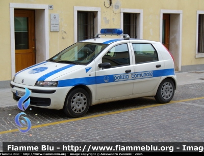 Fiat Punto II serie
PM Latisana (UD). Variante iniziale di questa autovettura. Il lampeggiante è stato montato sopra un supporto metallico. Livrea Polizia Comunale.
Parole chiave: Fiat Punto_IIserie Polizia_Municipale Latisana