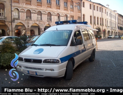 Fiat Scudo II serie
Polizia Locale Pordenone
Livrea Polizia Comunale
Assegnato al Pronto Intervento
variante iniziale del mezzo senza le fasce laterali sul cofano
Parole chiave: Fiat Scudo_IIserie