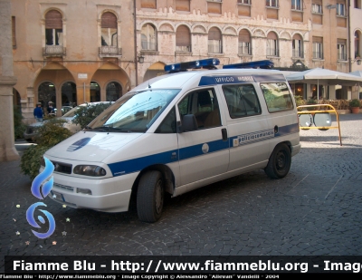 Fiat Scudo II serie
Polizia Locale Pordenone
Livrea Polizia Comunale
Assegnato al Pronto Intervento
variante iniziale del mezzo senza le fasce laterali sul cofano
Parole chiave: Fiat Scudo_IIserie