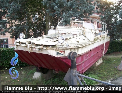 Gmc Dukw-353 "Duck" 
Vigili del Fuoco
Comando di Asti
Mezzo anfibio di origine americana impiegato dai Soldati Alleati per lo sbarco in Sicilia avvenuto  il 9-10 luglio '43
abbandonati dopo la Guerra, furono redistribuiti ad Esercito e Vigili del Fuoco
vennero impiegati fino agli anni '70
VF 7843
Parole chiave: Gmc Dukw-353_Duck VF7843