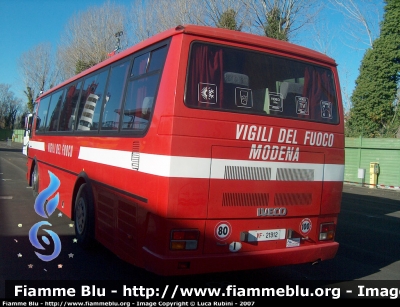 Iveco 370
Vigili del Fuoco
Comando Provinciale di Modena
Questo autobus in passato è appartenuto al Gruppo Sportivo, si possono notare le scritte G.S. ora staccate, ma comunque le impronte sono ancora visibili
VF 21912
Parole chiave: Iveco 370 VF21912