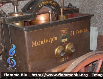 C.D. Magirus Ulm.
Corpo Pompieri Civici di Cesena
Idrante Storico a Trazione Animale
Anno 1898
Ora Esposto Presso il Comando dei VVF di Forlì
Parole chiave: Idrante_Storico_Vigili_del_Fuoco