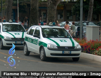 Opel Corsa III Serie
Polizia Locale Sirmione BS
Parole chiave: Lombardia (BS) Polizia_Locale Opel_Corsa_III_Serie_PL_Sirmione