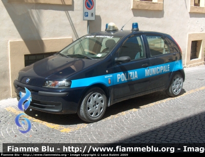 Fiat Punto II Serie
Polizia Municipale "Unione dei Comuni Terre dell'Olio e del Sagrantino"
Autovettura Appartenente al Comando di Bevagna (PG)

Parole chiave: Fiat_Punto_II_Serie_PM_Bevagna