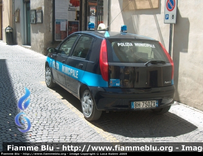 Fiat Punto II Serie
Polizia Municipale "Unione dei Comuni Terre dell'Olio e del Sagrantino"
Autovettura Appartenente al Comando di Bevagna (PG)

Parole chiave: Fiat_Punto_II_Serie_PM_Bevagna