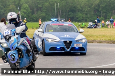 Alfa Romeo Nuova Giulia Q4
Polizia di Stato
Polizia Stradale
POLIZIA M2700
in scorta al Giro d'Italia 2021
Vettura "1"
Parole chiave: Alfa-Romeo Nuova_Giulia_Q4 POLIZIAM2700 Giro_D_Italia_2021