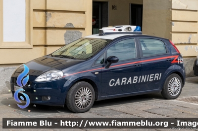 Fiat Grande Punto
Carabinieri
Autovettura equipaggiata con sistema EVA
CC CB 694
Parole chiave: Fiat Grande_Punto CCCB694