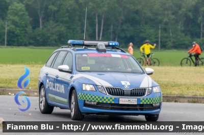 Skoda Octavia Wagon V serie
Polizia di Stato
Polizia Stradale
Allestimento Focaccia
Decorazione Grafica Artlantis
POLIZIA M5229
in scorta al Giro d'Italia 2021
Vettura "3"
Parole chiave: Skoda Octavia_Wagon_Vserie POLIZIAM5229 Giro_D_Italia_2021