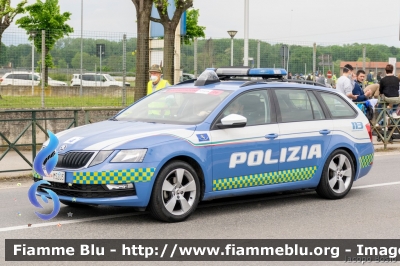 Skoda Octavia Wagon V serie
Polizia di Stato
Polizia Stradale
Allestimento Focaccia
Decorazione Grafica Artlantis
POLIZIA M5203
in scorta al Giro d'Italia 2021
Vettura "4"
Parole chiave: Skoda Octavia_Wagon_Vserie POLIZIAM5203 Giro_D_Italia_2021