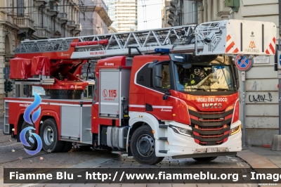 Iveco S-Way AT260S42
Vigili del Fuoco
AutoScala articolata M42L-AS da 42 metri
Allestimento Magirus
Comando di Torino
VF 32922
Parole chiave: Iveco S-Way_AT260S42 VF32922 Santa_Barbara_2023