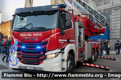 Iveco S-Way AT260S42
Vigili del Fuoco
AutoScala articolata M42L-AS da 42 metri
Allestimento Magirus
Comando di Torino
VF 32922
Parole chiave: Iveco S-Way_AT260S42 VF32922 Santa_Barbara_2023