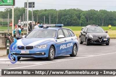 Bmw 318 Touring F31 III serie restyle
Polizia di Stato
Polizia Stradale
Allestimento Focaccia
Decorazione Grafica Artlantis
POLIZIA M3653
Parole chiave: Bmw 318_Touring_F31_IIIserie_restyle Giro_D_Italia_2021 POLIZIAM3653