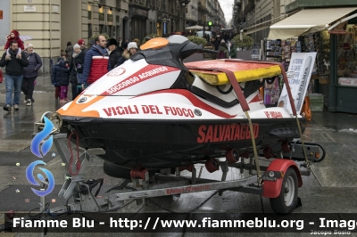 Acquascooter
Vigili del Fuoco
Comando Provinciale di Torino
Acquascooter
VF MDA40
Santa Barbara 2017 Torino
Parole chiave: VFMDA40 Santa_Barbara_VVF_2017