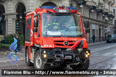 Mercedes-Benz Unimog U219
Vigili del Fuoco
Comando Provinciale di Torino
Automezzo AIB allestimento BAI
VF 32689
Parole chiave: Mercedes-Benz Unimog_U219 VF32689