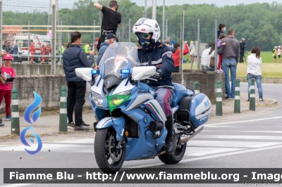 Yamaha FJR 1300 II serie
Polizia di Stato
Polizia Stradale
Allestimento Elevox
POLIZIA G3090
in scorta al Giro d'Italia 2021
Moto "Verde"
Parole chiave: Yamaha FJR_1300_IIserie POLIZIAG3090 Giro_D_Italia_2021