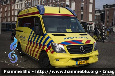 Mercedes Sprinter III serie restyle
Nederland - Paesi Bassi
Amsterdam Ambulance
13-177
Parole chiave: Mercedes Sprinter_III_serie_restyle