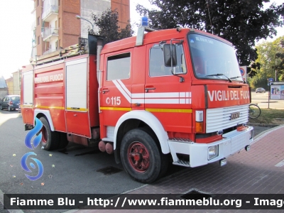 Iveco 190-35
Vigili del Fuoco
Comando Provinciale di Torino
Distaccamento di Riva presso Chieri (TO)
AutoPompaSerbatoio allestimento Baribbi
VF 12494
Parole chiave: Iveco 190-35 VF12494