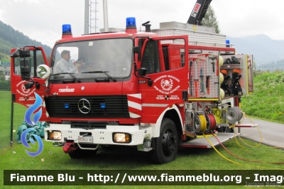 Mercedes-Benz 1227
Vigili del Fuoco Bolzano
Unione distrettuale Alta Pusteria
Polisoccorso Incidenti Stradali allestimento Rosenbauer
VF 0LS BZ
Parole chiave: Mercedes-Benz 1227 VF0LSBZ