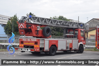 Iveco EuroFire 150E27 I serie
Vigili del Fuoco
Comando provinciale di Lucca
Distacamento Permanente di Viareggio
Autoscala da 37 metri allestimento Iveco-Magirus
VF 18697
Parole chiave: Iveco EuroFire 150E27 I serie VF18697 Santa_Barbara_2022