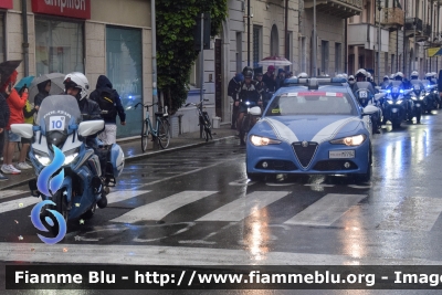 Alfa Romeo Nuova Giulia
Polizia di Stato
Polizia Stradale
POLIZIA M7734
Auto 1
in scorta al Giro d'Italia 2023
Parole chiave: Alfa-Romeo Nuova_Giulia POLIZIAM7734 Giro_D_Italia_2023