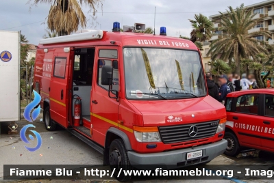 Mercedes-Benz Vario 614D
Vigili del Fuoco
Comando Provinciale di Lucca
AutoFurgone/Unità di Crisi Locale allestimento Bai
VF 22650
Parole chiave: Mercedes-Benz Vario_614D VF22650