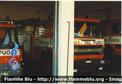 Iveco OM 160
Vigili del Fuoco
Comando Provinciale di Lucca
Distaccamento Permanente di Viareggio
AutoPompaSerbatoio allestimento Baribbi
VF 11939
Parole chiave: Iveco-OM 160 VF11939