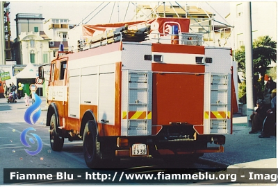 Iveco OM 160
Vigili del Fuoco
Comando Provinciale di Lucca
Distaccamento Permanente di Viareggio
AutoPompaSerbatoio allestimento Baribbi
VF 11939
Parole chiave: Iveco-OM 160 VF11939