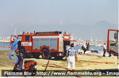 Iveco OM 160
Vigili del Fuoco
Comando Provinciale di Lucca
Distaccamento Permanente di Viareggio
AutoPompaSerbatoio allestimento Baribbi
VF 11939
Parole chiave: Iveco-OM 160 VF11939