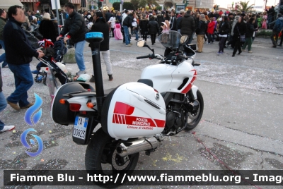 Yamaha TDM 900
Polizia Municipale Viareggio
Sez. Motociclisti
M08
POLIZIA LOCALE YA 00824
Parole chiave: Yamaha TDM 900 PM Viareggio POLIZIA LOCALE 00824