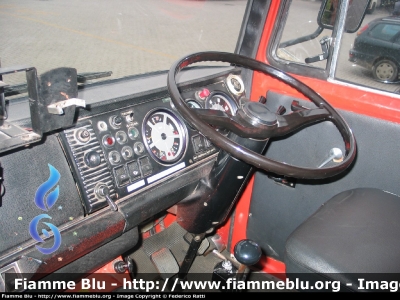 Fiat 697NP
Vigili del Fuoco
Comando Provinciale di Lecco
AutoGru da 16 ton allestimento Cristanini
Cabina di guida
VF 10518
Parole chiave: Fiat 697NP VF10518