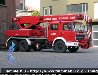 Fiat 697NP
Vigili del Fuoco
Comando Provinciale di Ancona
AutoGru da 16 ton allestimento Cristanini
Esemplare in sostituzione dell'AG Astra BM25 a Pesaro
Parole chiave: Fiat 697NP