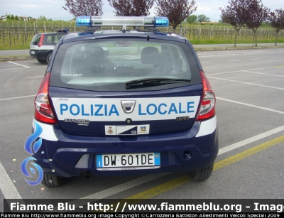 Dacia Sandero 
Polizia Locale
Cavarzere (VE)
Allestimento Carrozzeria Battiston Allestimenti Veicoli Speciali
Barra Federal Signal Vama P4000 a Luce Led
Parole chiave: Dacia Sandero PL_Cavarzere