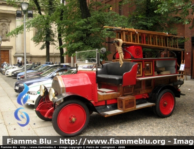 Fiat 15 Ter
Vigili del Fuoco
Museo di Milano
Anno 1916
Automezzo privato in servizio antincendio presso lo stabilimento tessile della società Anonima Bernocchi di Milano impiegato sino alla chiusura dello stabilimento negli anni '70
MI 50392
Parole chiave: Fiat 15_Ter Museo_Milano MI50392