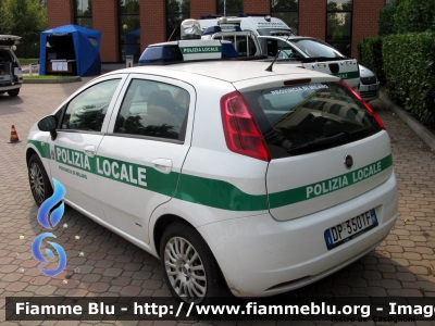 Fiat Grande Punto
Polizia Locale
Provincia di Milano
Open day Polizia Locale Lombardia 2012
DP 350 TF
Parole chiave: Fiat Grande_Punto Open_day_Polizia_Locale_2012