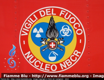 Iveco Daily III serie
Vigili del Fuoco
Nucleo N.B.C.R.
Comando provinciale di Milano
VF 22801
particolare dello stemma
Parole chiave: furgone Iveco Daily_IIIserie Santa_Barbara_2010 VF22801 NBCR