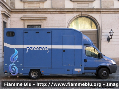 Iveco Daily IV serie restyle
Polizia di Stato
Reparto a Cavallo
Polizia H3207
Parole chiave: Iveco Daily_IVserie_restyle POLIZIAH3207